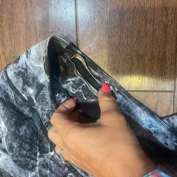 Nike Dri Fit Athletic Capri Leggings Black White Marble Print Wide Waist Small - Picture 4 of 5